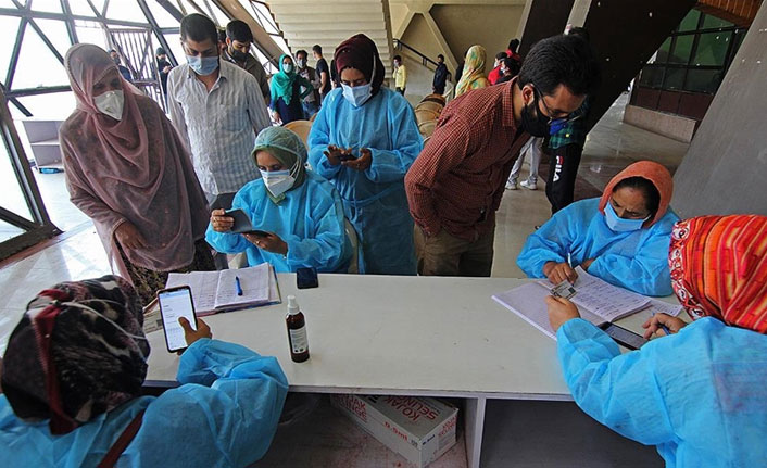 Hindistan'da günlük vaka sayıları azalıyor