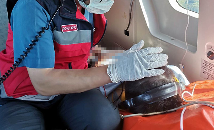 Ambulans helikopterle hastaneye yetiştirildi