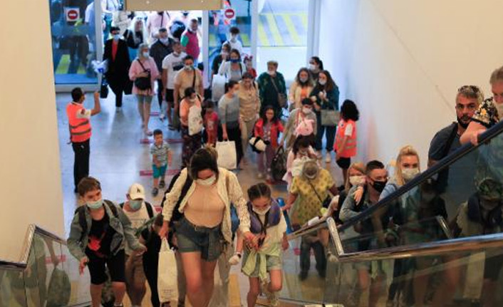 Rusya’dan turist taşıyan uçaklar gelmeye başladı