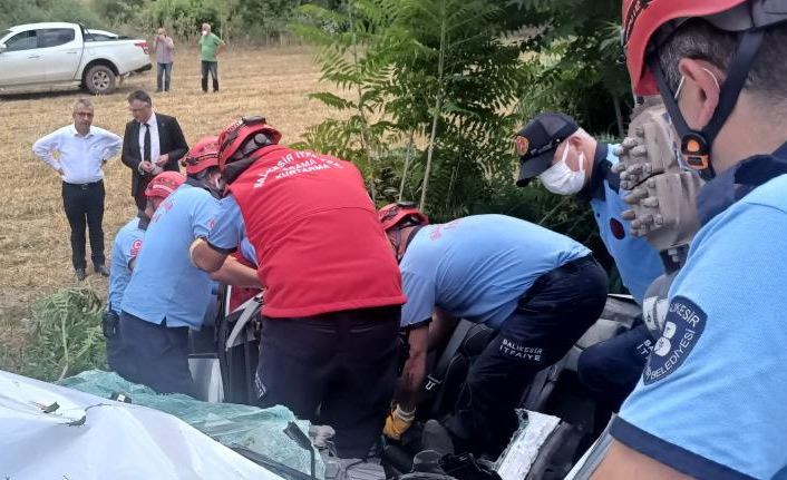 Kamyon ve otomobillerin karıştığı kazada 3 kişi öldü