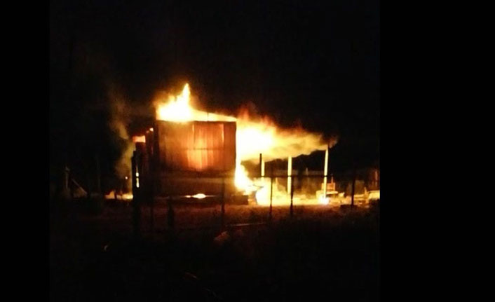 Şarjda patlayan akü konteyner evi alev topuna çevirdi