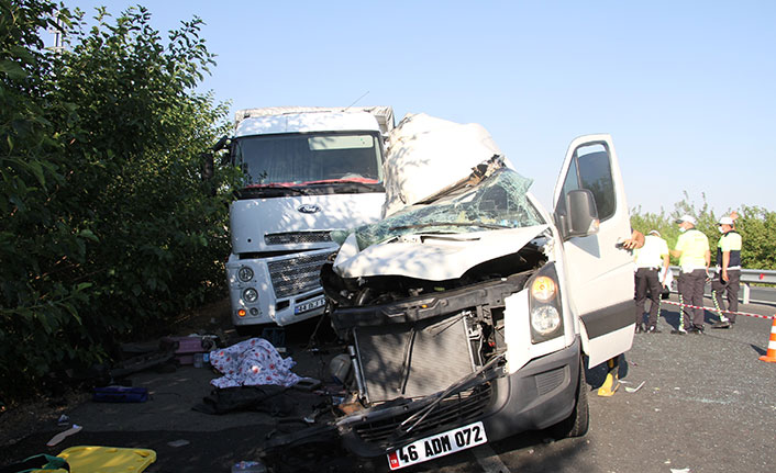 Düğün yolunda feci kaza: 3 ölü, 10 yaralı