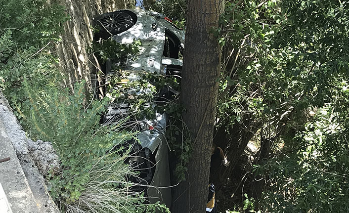 Araç nehir kenarına düştü: 2 yaralı