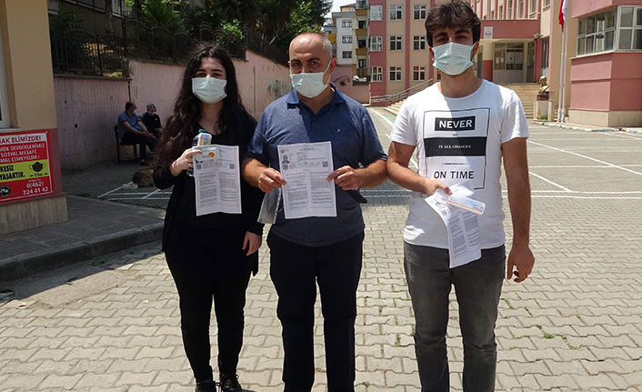 Trabzon'da çocuklarının motivasyonu için onlarla birlikte aynı okulda sınava girdi