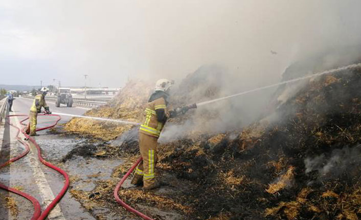 Saman yüklü traktör alev topuna döndü