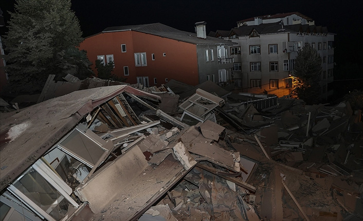 11 katlı boş bina çöktü