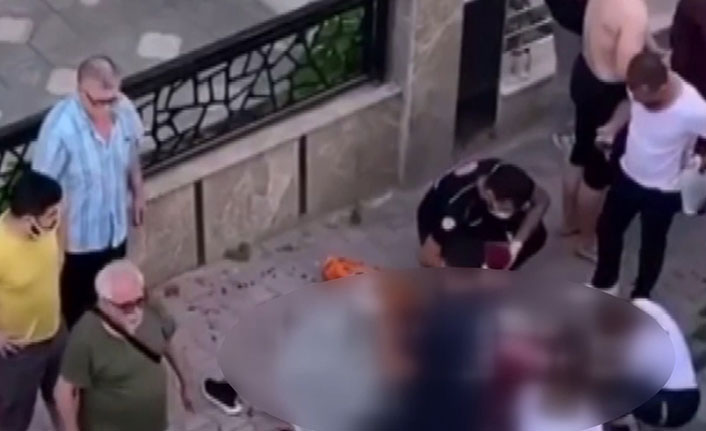 Eski eşini sokak ortasında bıçaklayıp başında ölmesini bekledi