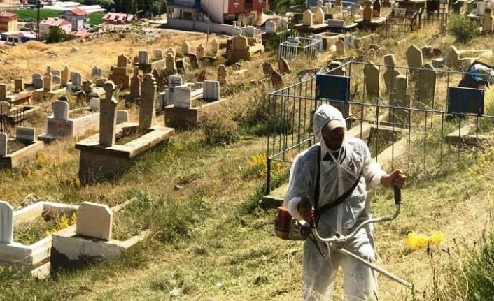 Bayburt'ta mezarlıklarda bayram hazırlığı