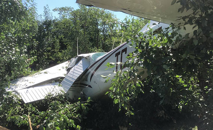 Eğitim uçağı meyve bahçesine düştü! 2 yaralı