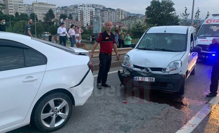 Trabzon’da 3 araçlı kaza! 1 yaralı.29 Haziran 2021