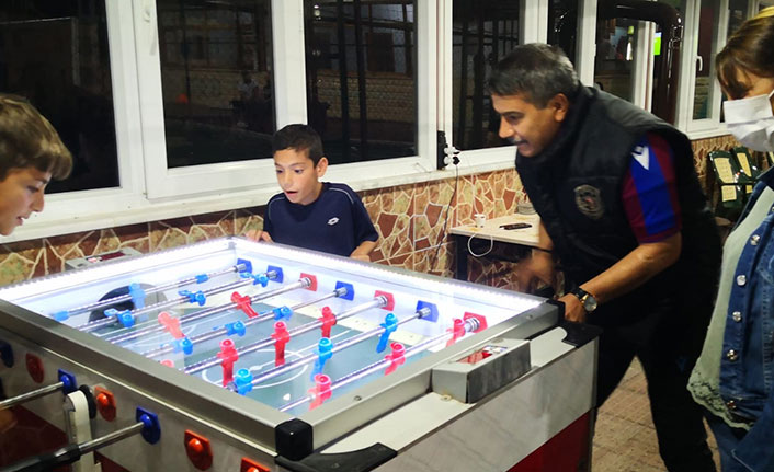 Eğlenceli anlar! Emniyet Müdürü çocuklara rakip oldu