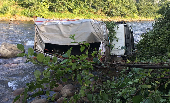 Trabzon’da kamyon dereye uçtu!