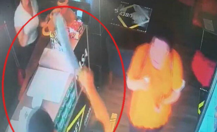 Fırında kıymalı börek kalmadı diye satırla saldırdı