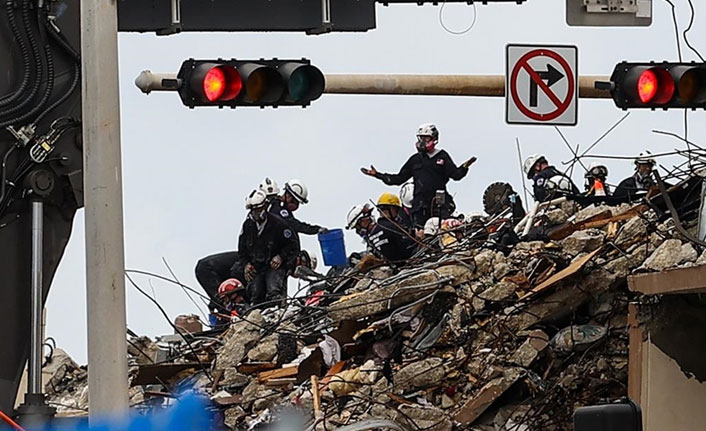 Miami'de çöken 13 katlı binada kurtarma çalışmalarına ara verildi