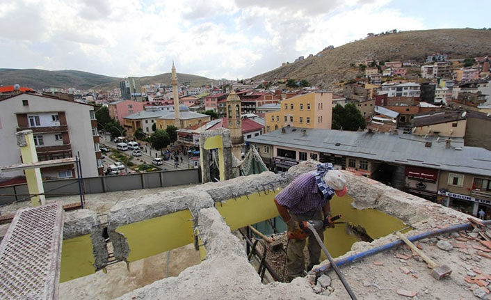 Tarihi kalenin görüntüsünü kesen binalar törpüleniyor