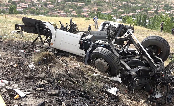 Akaryakıt yüklü tanker şarampole yuvarlanıp parçalara ayrıldı