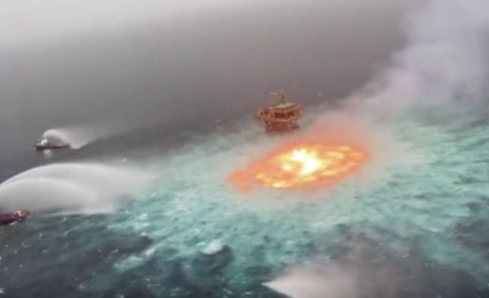 Okyanus üzerinde ateş gözü! Sualtı petrol boru hattında patlama
