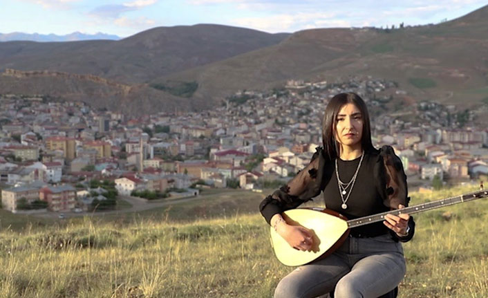 Bayburt’ta öğretmenler çocuklar için türkü söyledi
