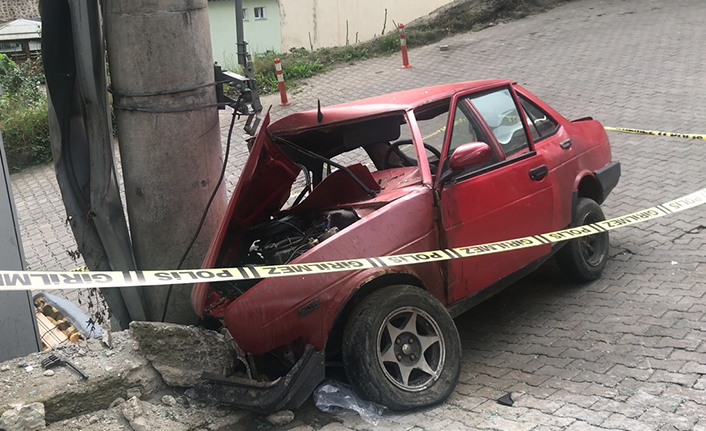 Trabzon'da otomobil elektrik direğine çarptı! 1 Ölü