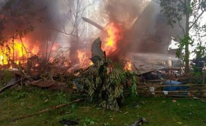 85 kişiyi taşıyan askeri uçak düştü