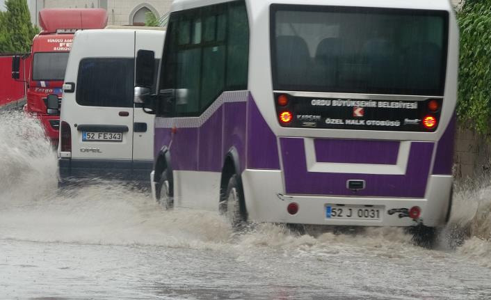 Ordu’da Öğleden Sonra Etkili Sağanak: Trafikte Yoğunluk Oluştu