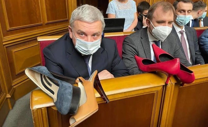 Mecliste ilginç protesto! Savunma Bakanına topuklu ayakkabı hediye edildi