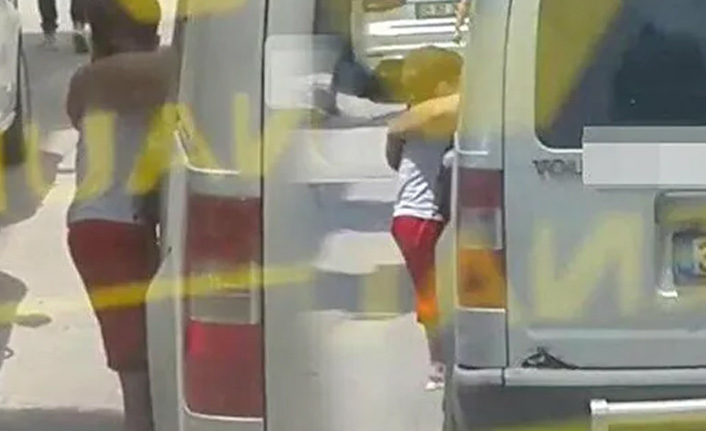 Üç yaşındaki çocuğunu arabadan sarkıttı!