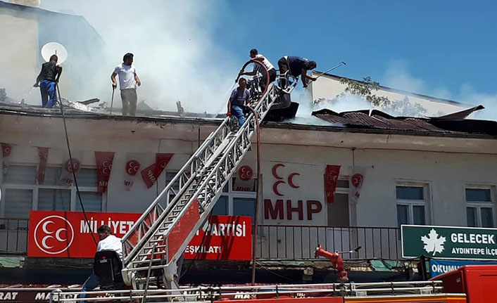 3 siyasi partinin bulunduğu binada yangın çıktı