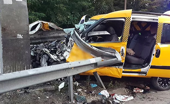 Taksi bariyerlere çarptı: 2 ölü, 5 yaralı