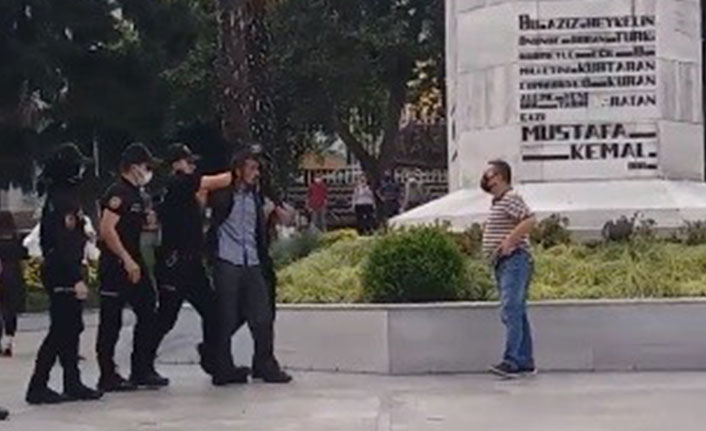 Atatürk heykeline çekiçle saldırdı