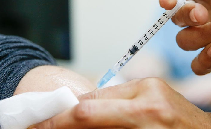 Koronavirüs geçirenlerin aşılanmasında yeni gelişme