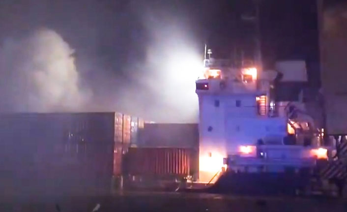 Dubai  açıklarında gemide patlama sonrası yangın