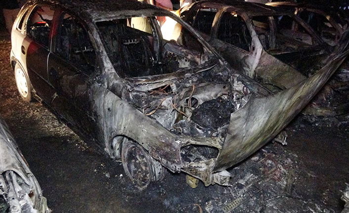 Otoparkta çıkan yangın 10 aracı hurdaya çevirdi