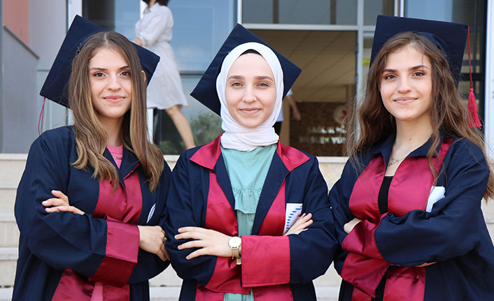 Üçüz kardeşler aynı okulu aynı anda dereceyle bitirdi