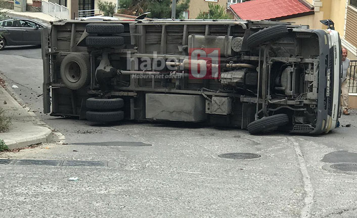 Trabzon’da kömür yüklü kamyon devrildi