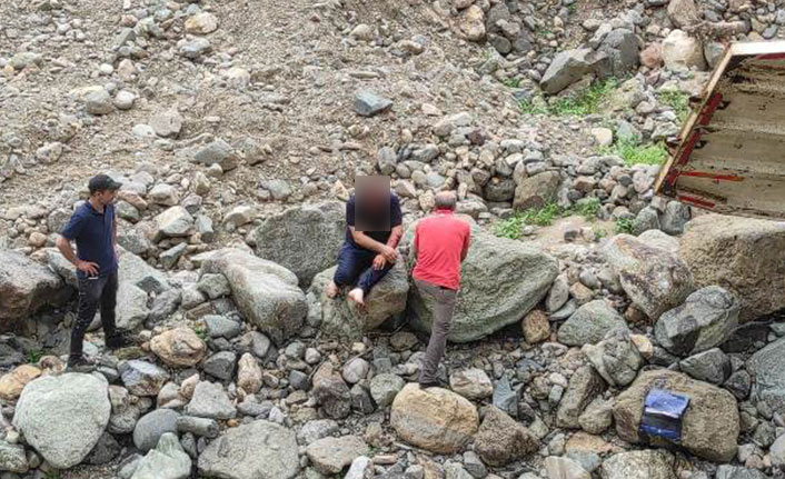 Trabzon’da kamyonla dereye uçtu, hastaneye gitmeyip parasının peşine düştü