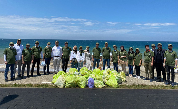 Trabzon sahilinde yüzlerce kilo atık topladılar