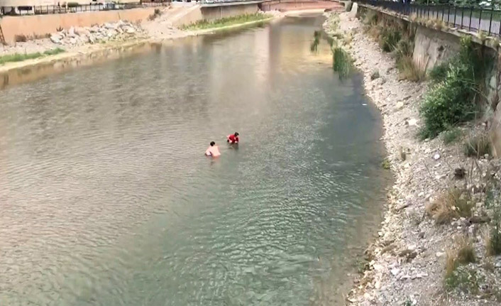 Bayburt'ta sıcaktan bunalan çocuklar Çoruh’ta serinliyor