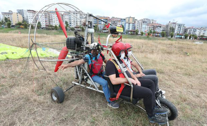 Turistler eşleriyle uçmak isteyince çözümü böyle buldu