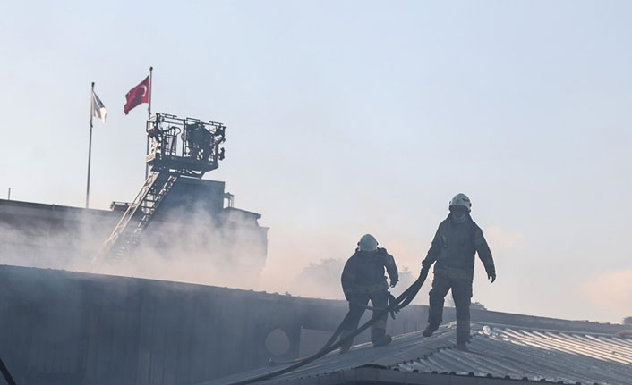 Plastik fabrikası alevlere teslim oldu