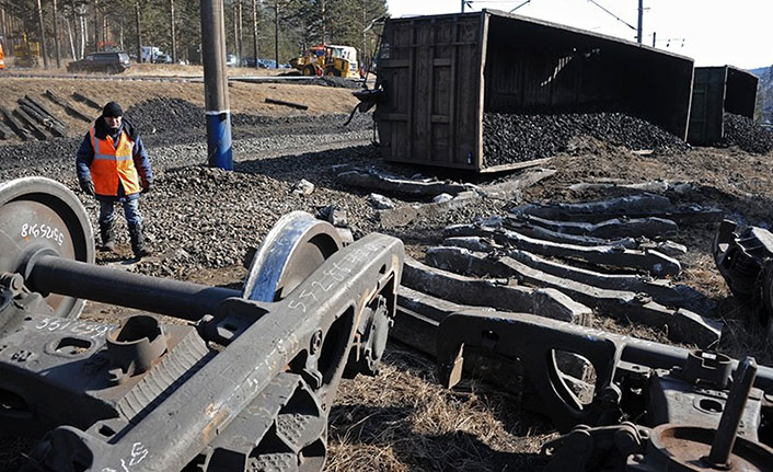 İki yük treni kafa kafaya çarpıştı: 2 ölü, 2 ağır yaralı