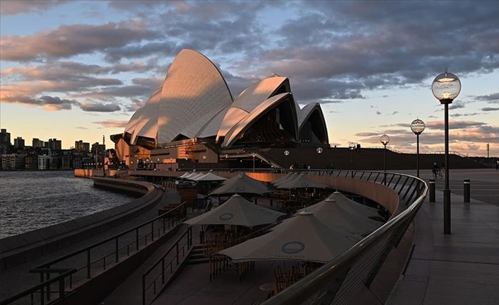 Kovid-19 karantina kurallarıyla alay eden köşe yazarı sınır dışı edildi