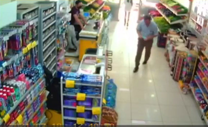 Maskesini sakladığı yeri görenler gülse mi şaşırsa mı bilemedi