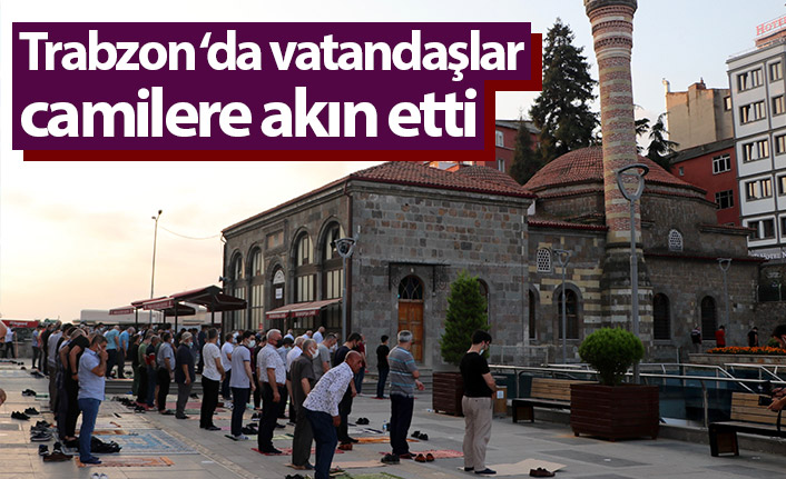 Trabzon'da vatandaşlar camilere akın etti