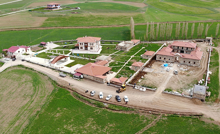 Bayburt'ta "Loru Han" kapılarını açtı