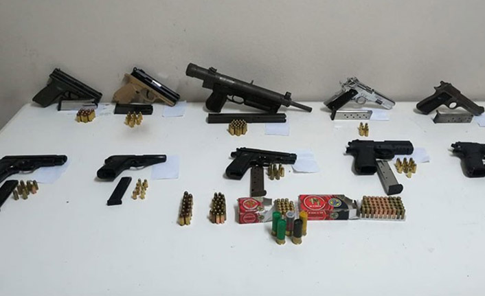 Polis silahlı saldırıyı önledi: 12 gözaltı