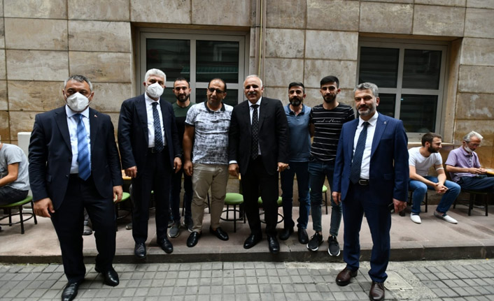 AK Parti heyeti vatandaşlar ile bayramlaştı