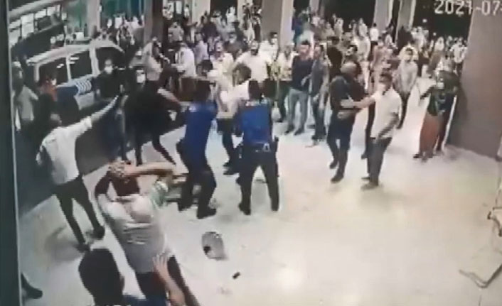 Ölen koronavirüs hastasının yakınlarından polis ve sağlık çalışanlarına saldırı