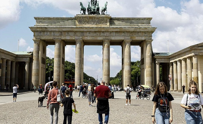 Avrupa ülkelerinde Kovid-19 vakaları artıyor, kısıtlamalar geri geliyor