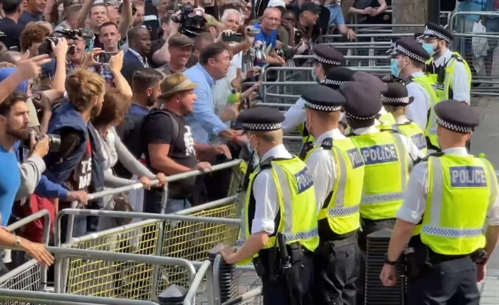İngiltere'de polisten aşı karşıtlarının gösterisine müdahale